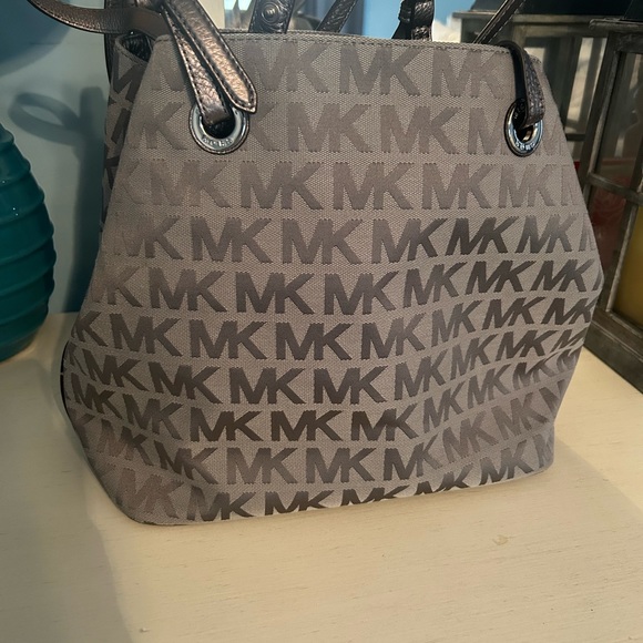 Beautiful Michael KORS bag never used - Picture 2 of 2